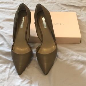 BCBG 4” taupe heels